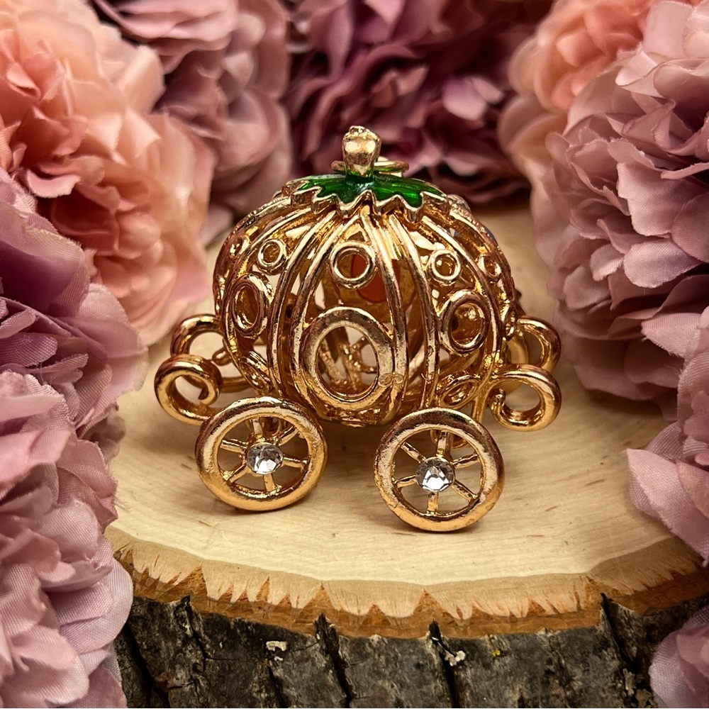 Cinderella’s Royal Gold and Crystal Carriage Keychain Charm - Picture 7 of 14